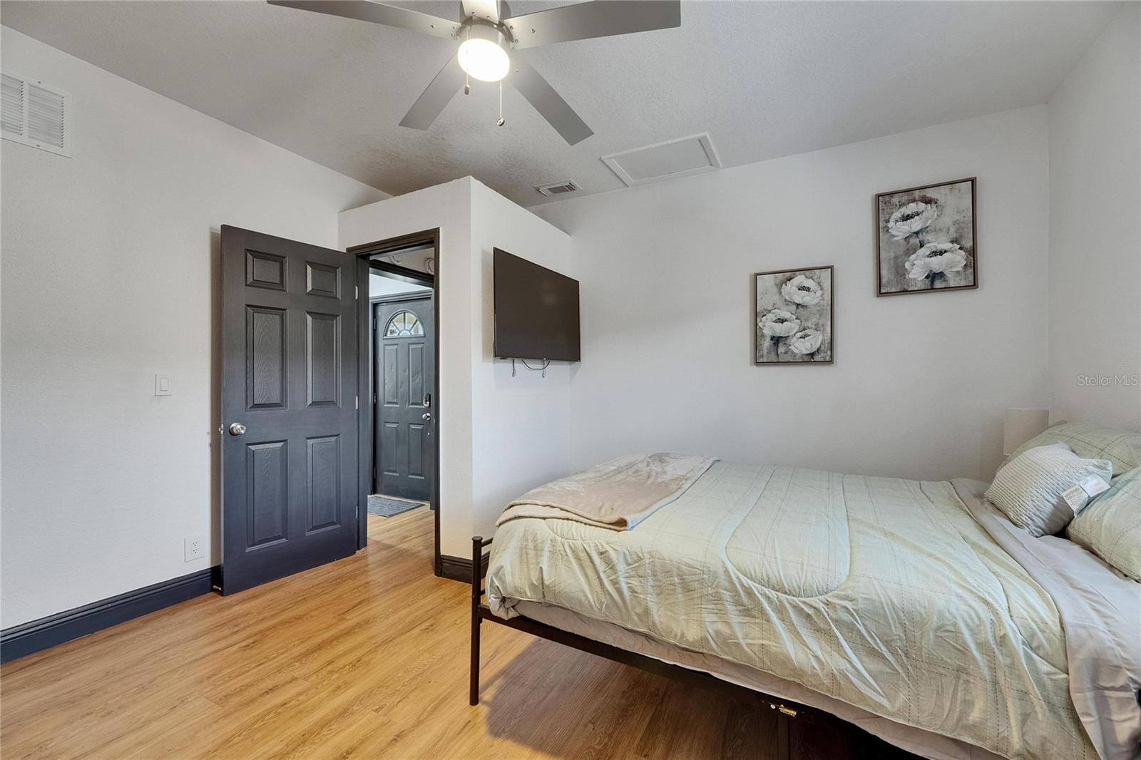 1009 E COLUMBUS DR — photo 14