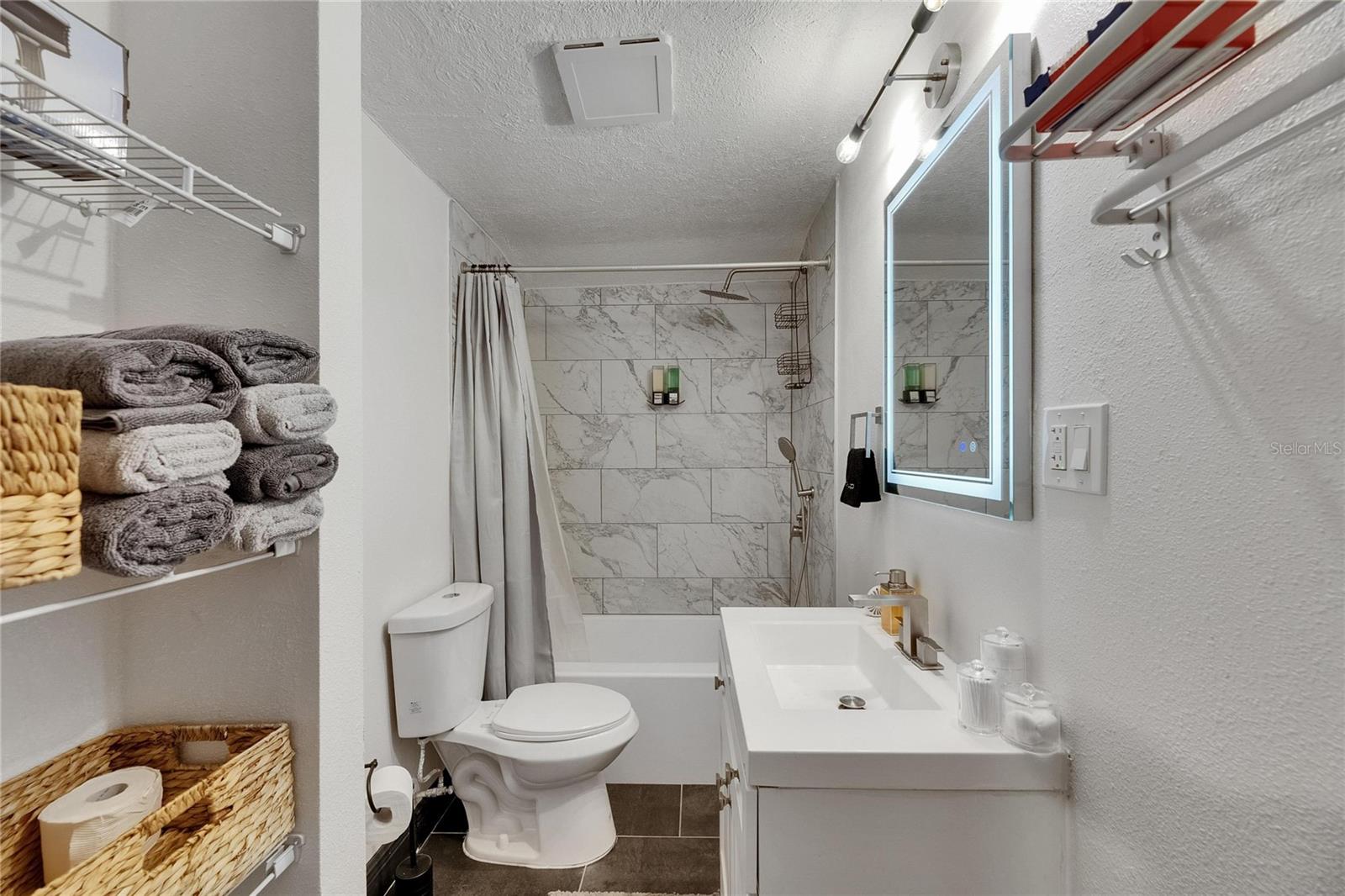 1009 E COLUMBUS DR — photo 16