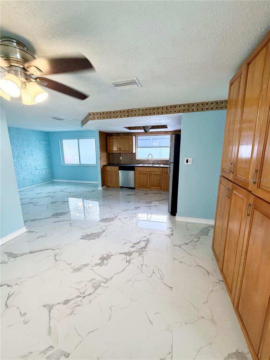 7040 FOX HOLLOW DR — photo 8
