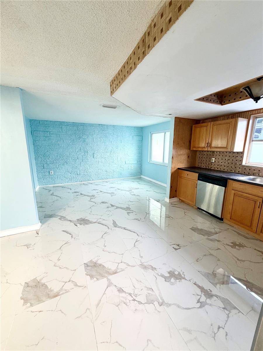 7040 FOX HOLLOW DR — photo 9