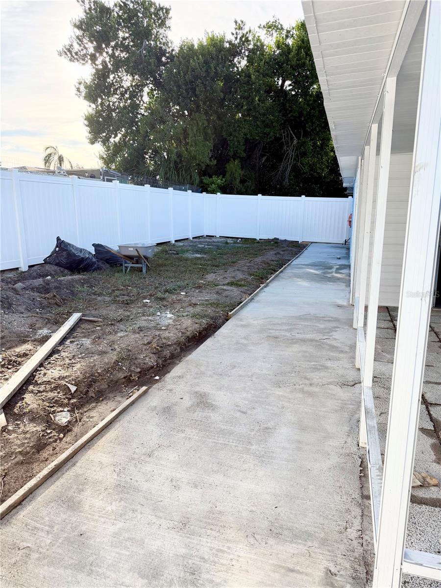 7040 FOX HOLLOW DR — photo 30