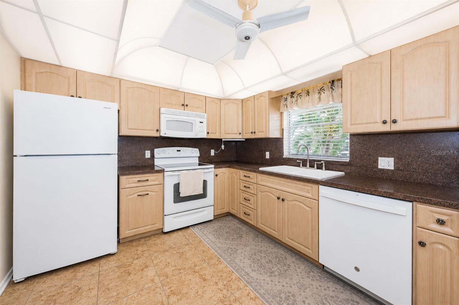 4700 COVE CIR #208 — photo 2