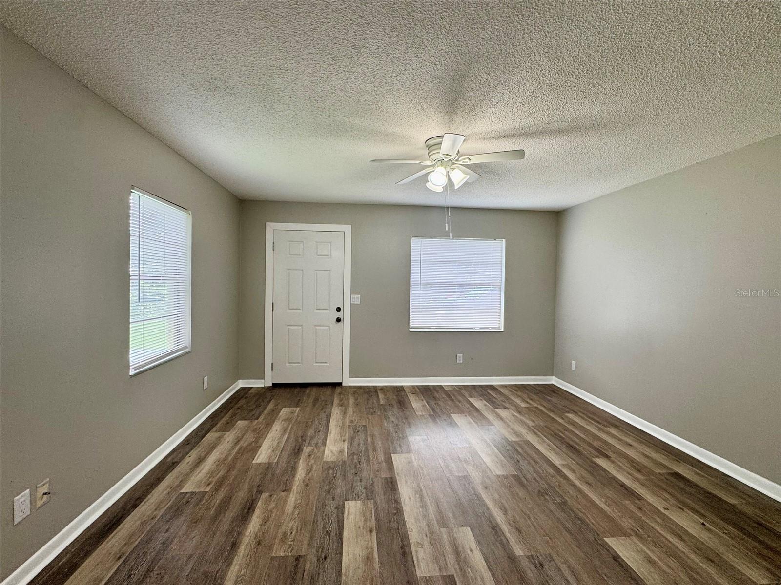 5619 PEACH AVE — photo 2