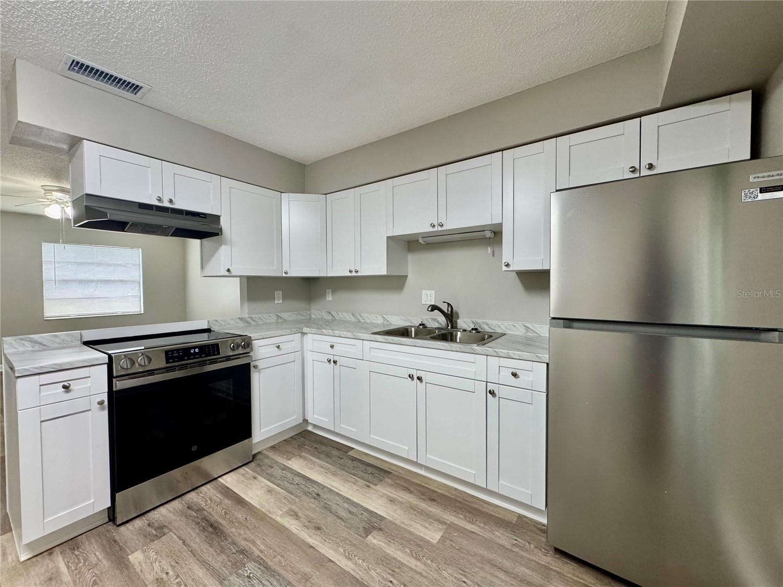 5619 PEACH AVE — photo 4
