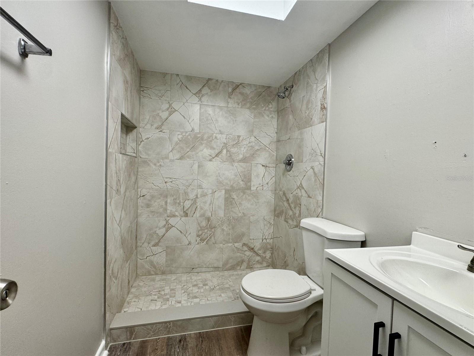5619 PEACH AVE — photo 6