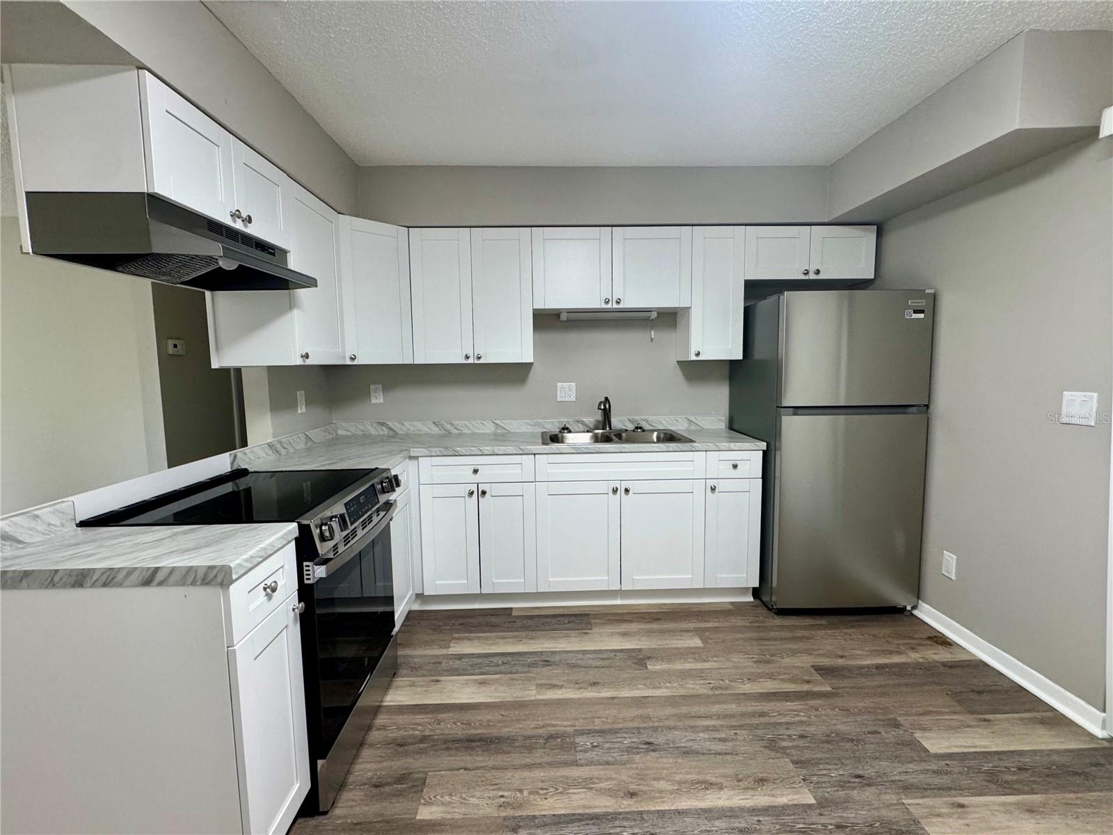 5619 PEACH AVE — photo 3