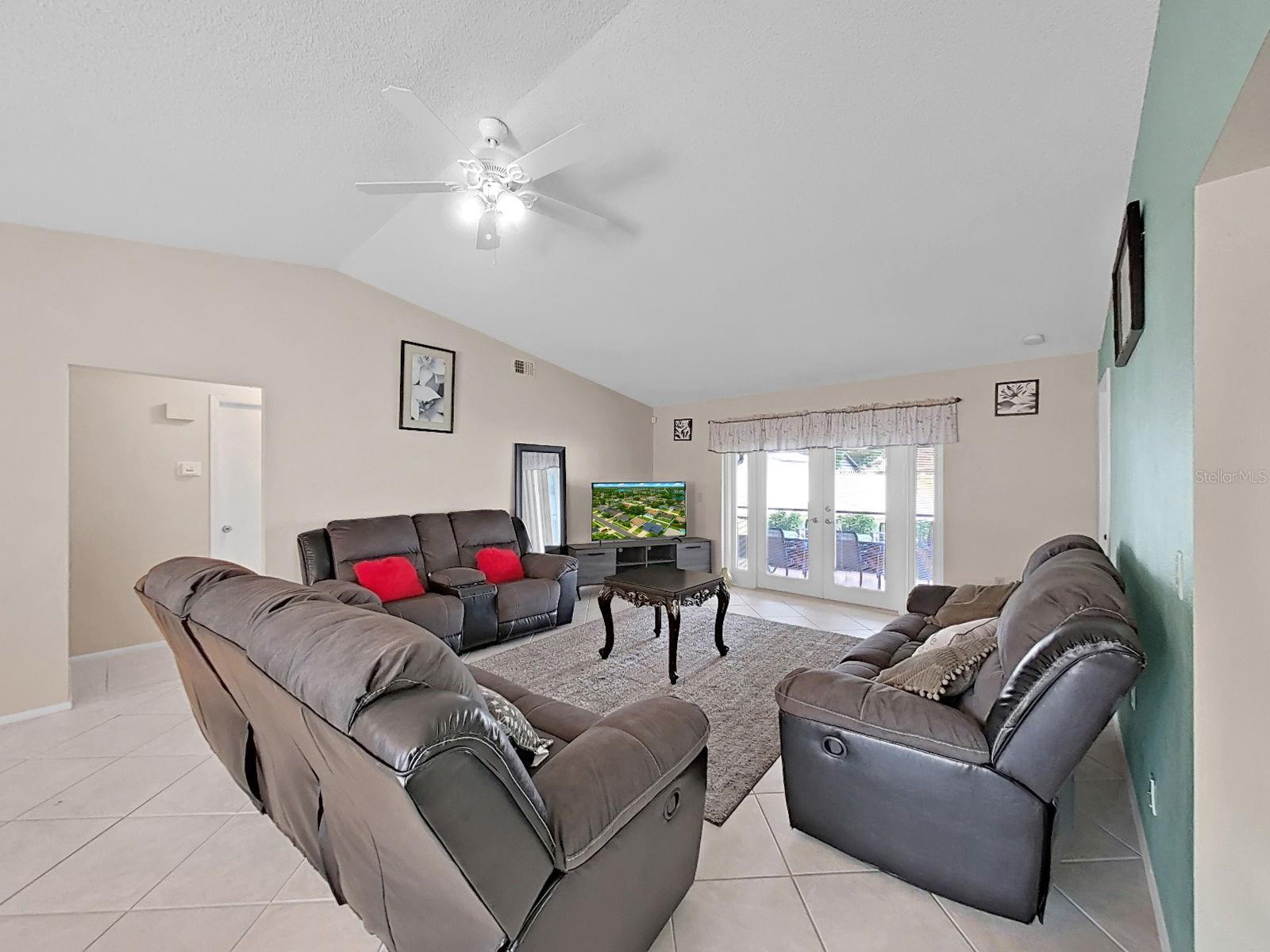 726 STILLVIEW CIR — photo 14