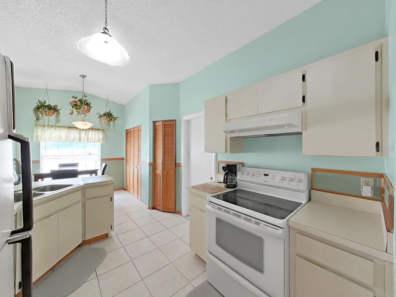 726 STILLVIEW CIR — photo 18