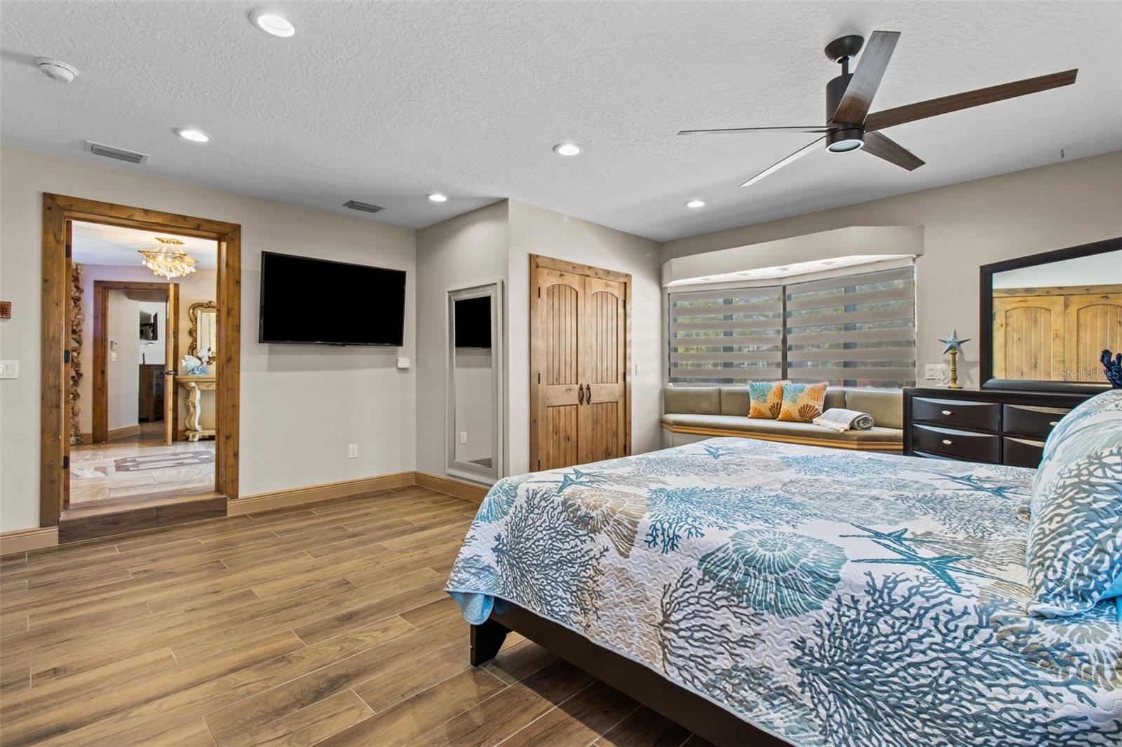 357 LA HACIENDA DR — photo 18