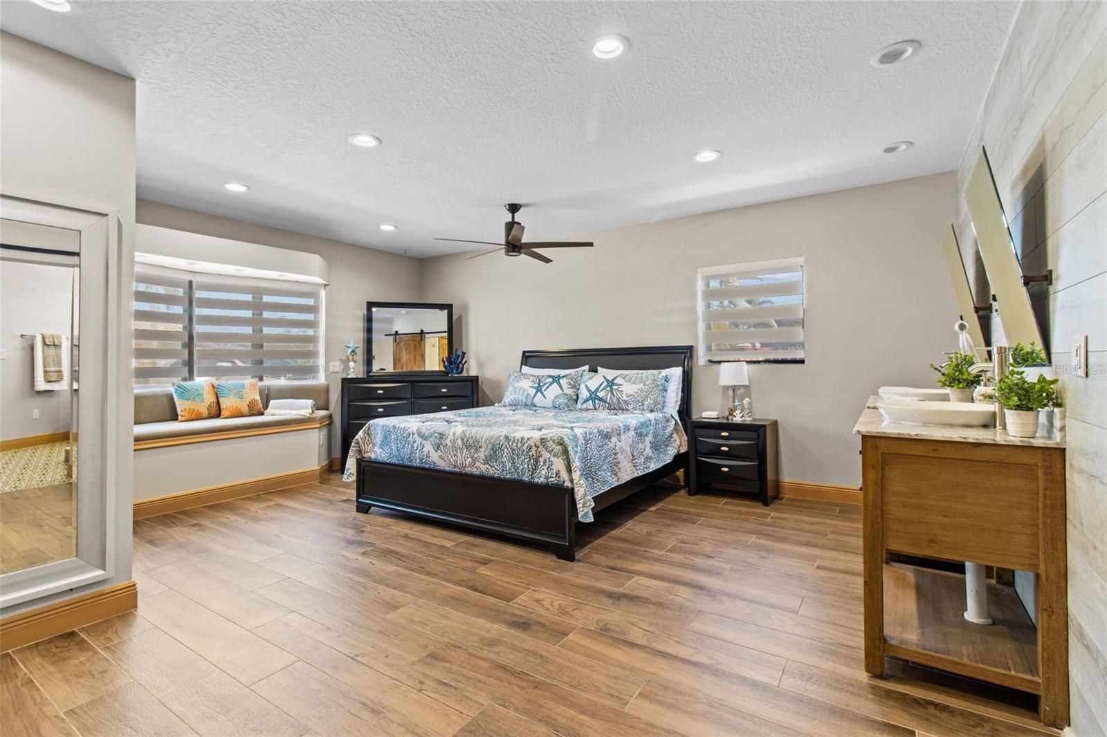357 LA HACIENDA DR — photo 16