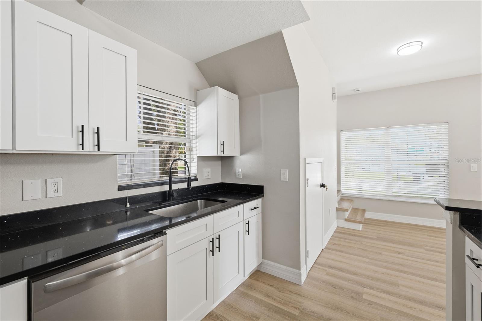 319 E HANLON ST — photo 9