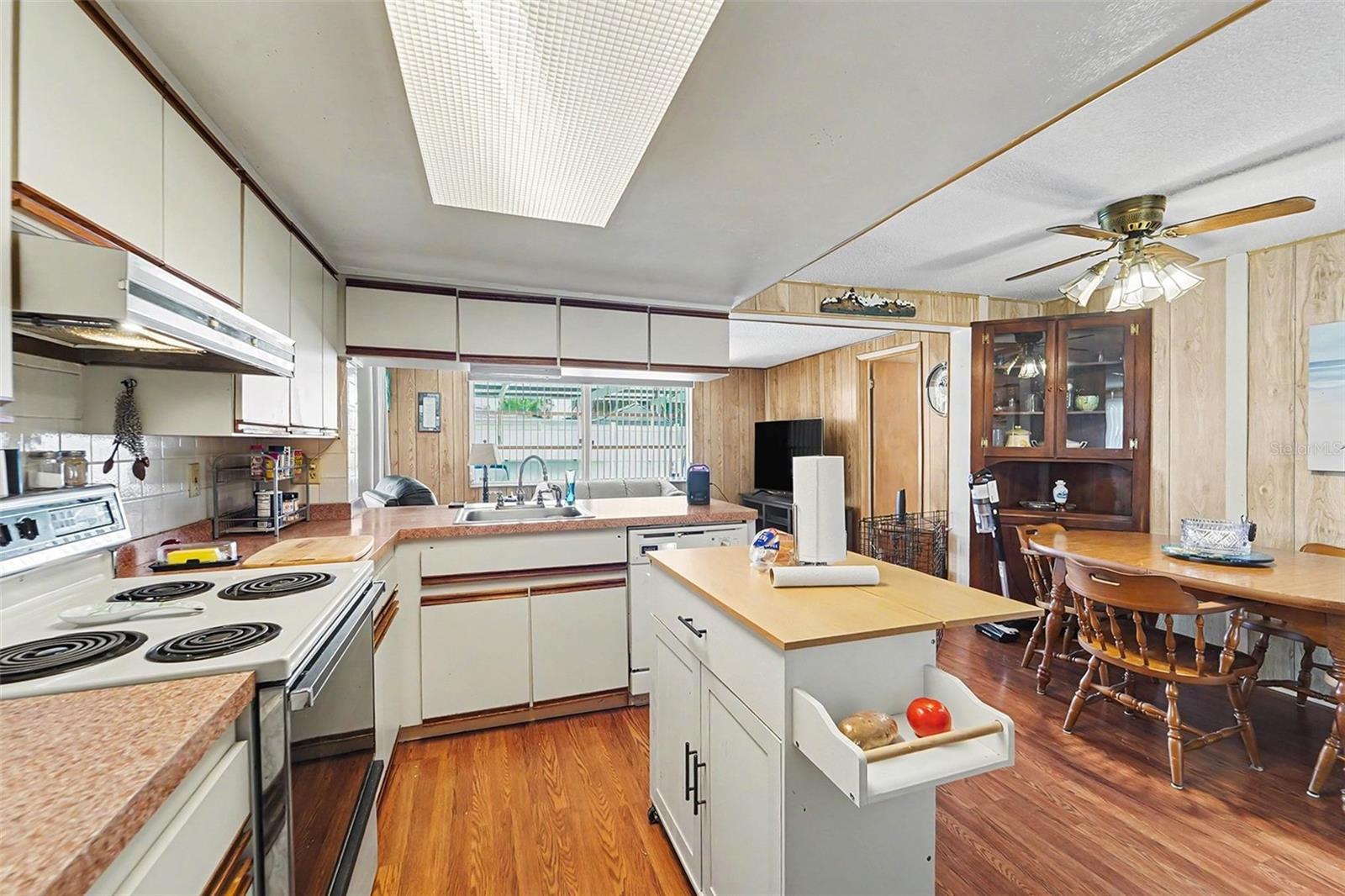 7015 MORAVIAN DR — photo 8