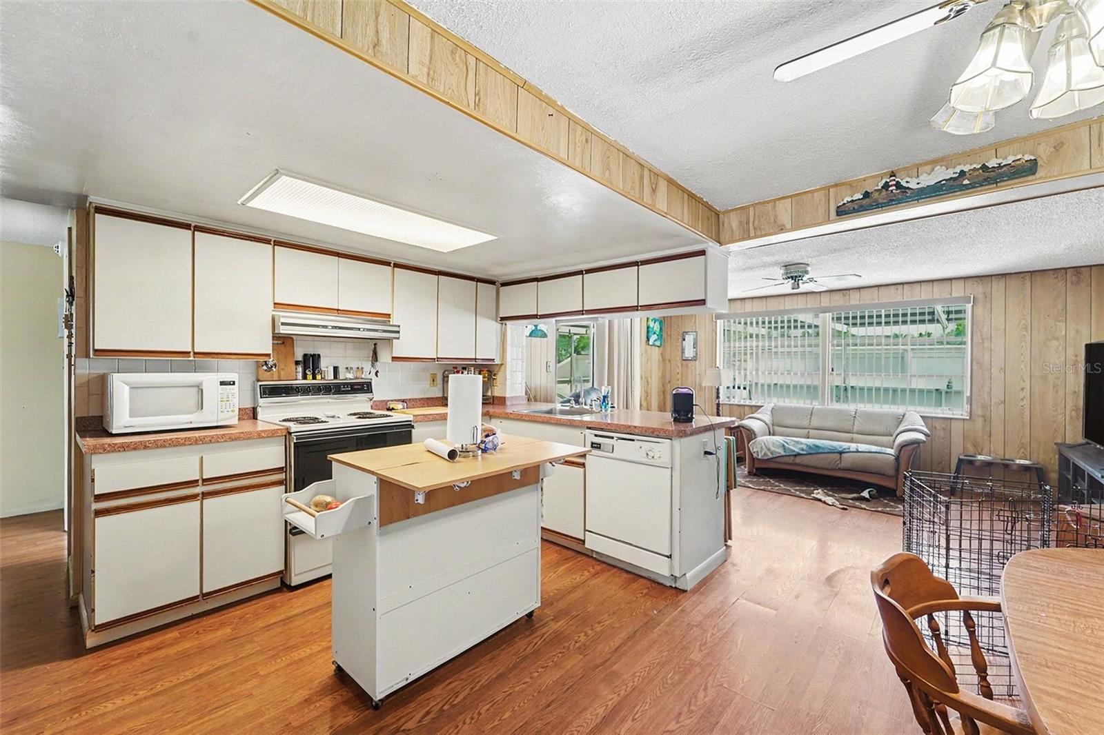 7015 MORAVIAN DR — photo 9