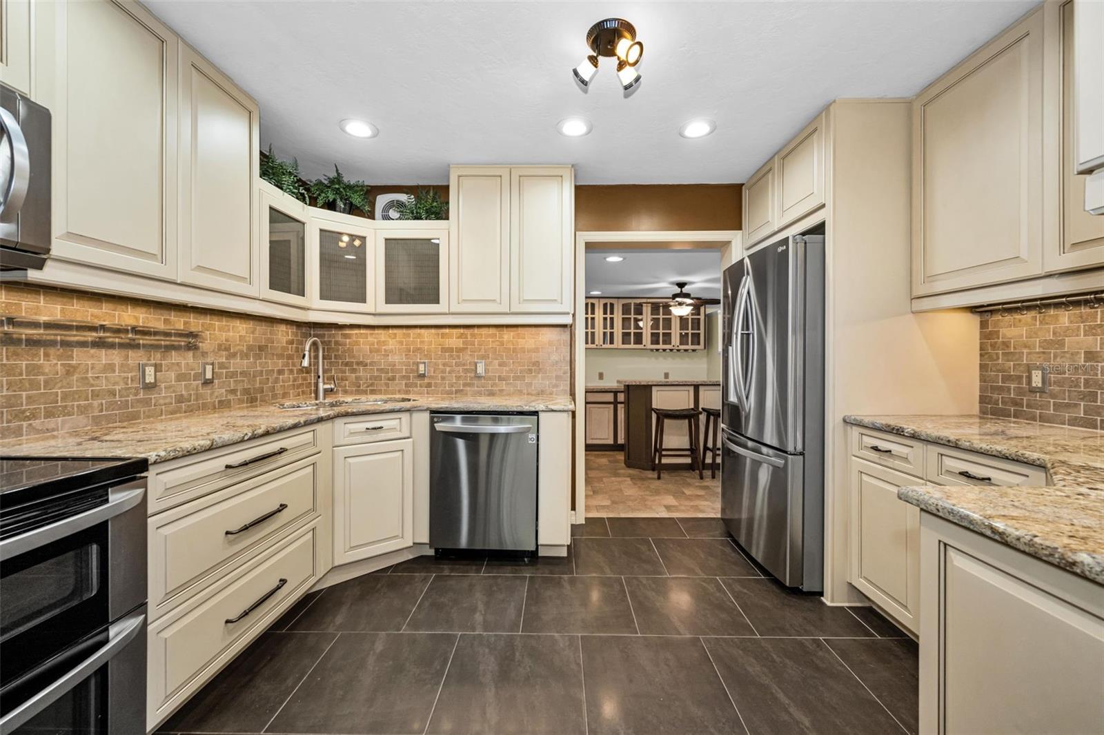 6701 ORCHARD DR N — photo 2