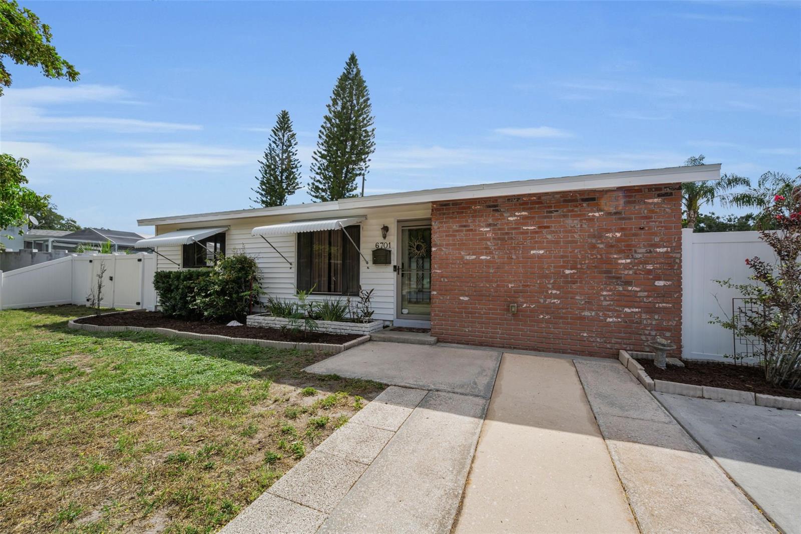 6701 ORCHARD DR N — photo 6