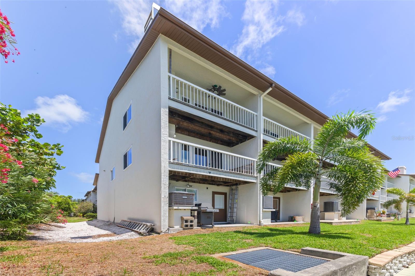 367 MADEIRA CIR — photo 41