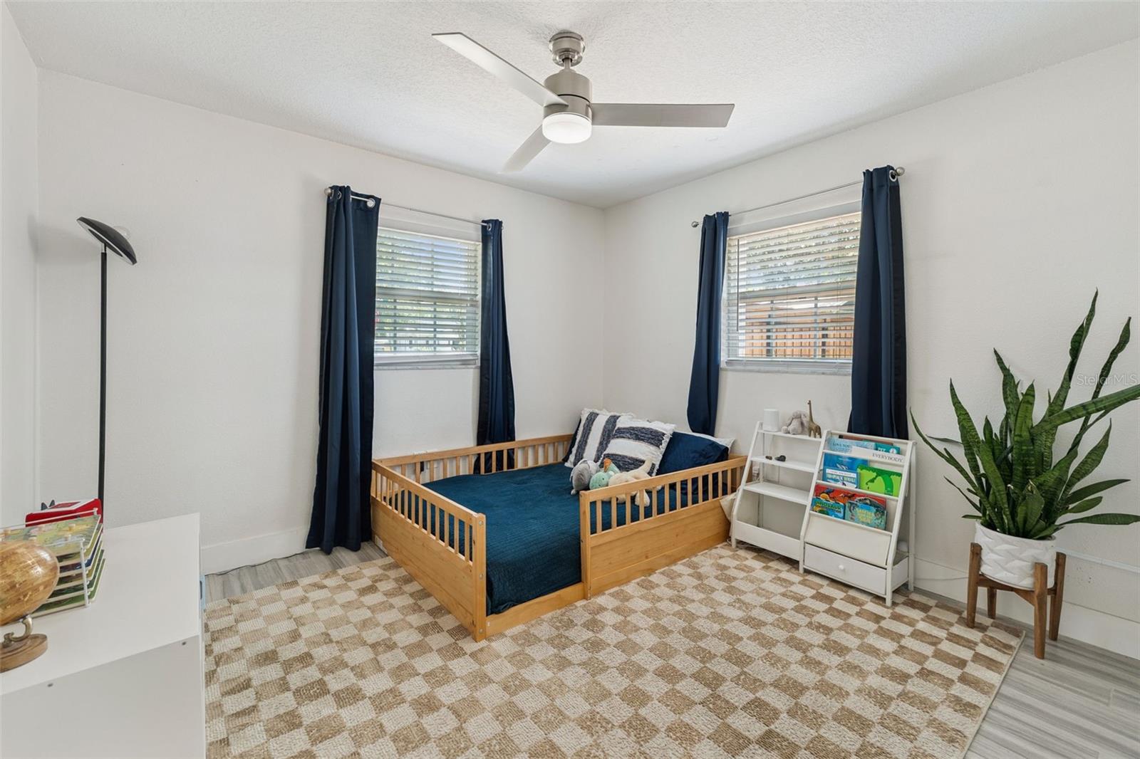 302 W COMANCHE AVE — photo 13