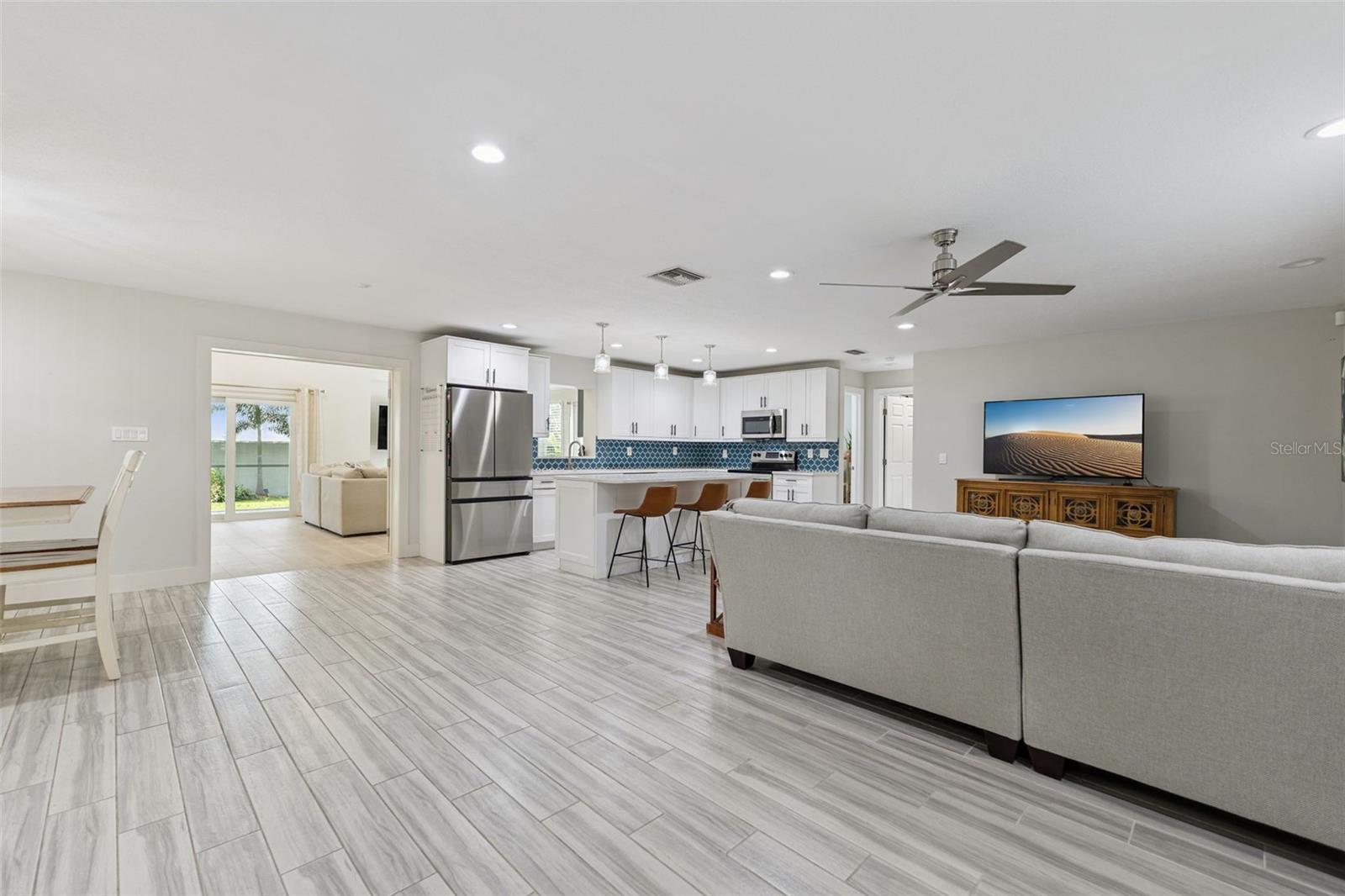 302 W COMANCHE AVE — photo 3