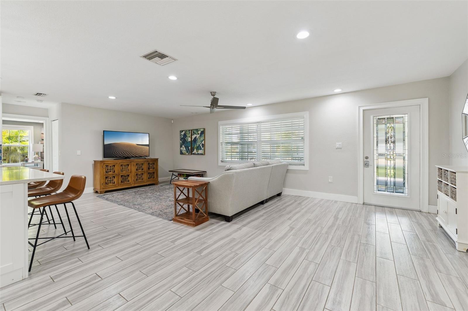 302 W COMANCHE AVE — photo 9