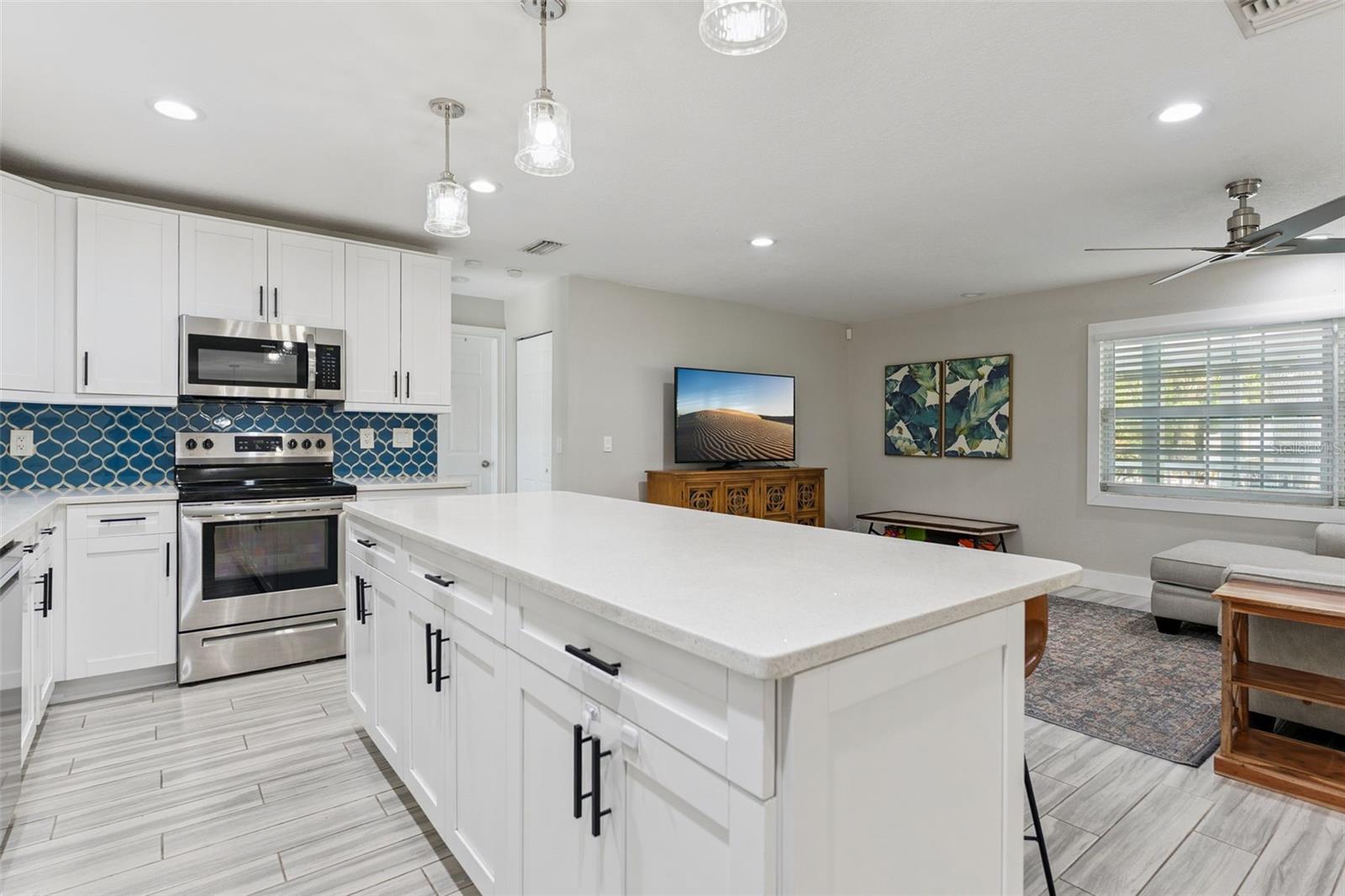 302 W COMANCHE AVE — photo 8