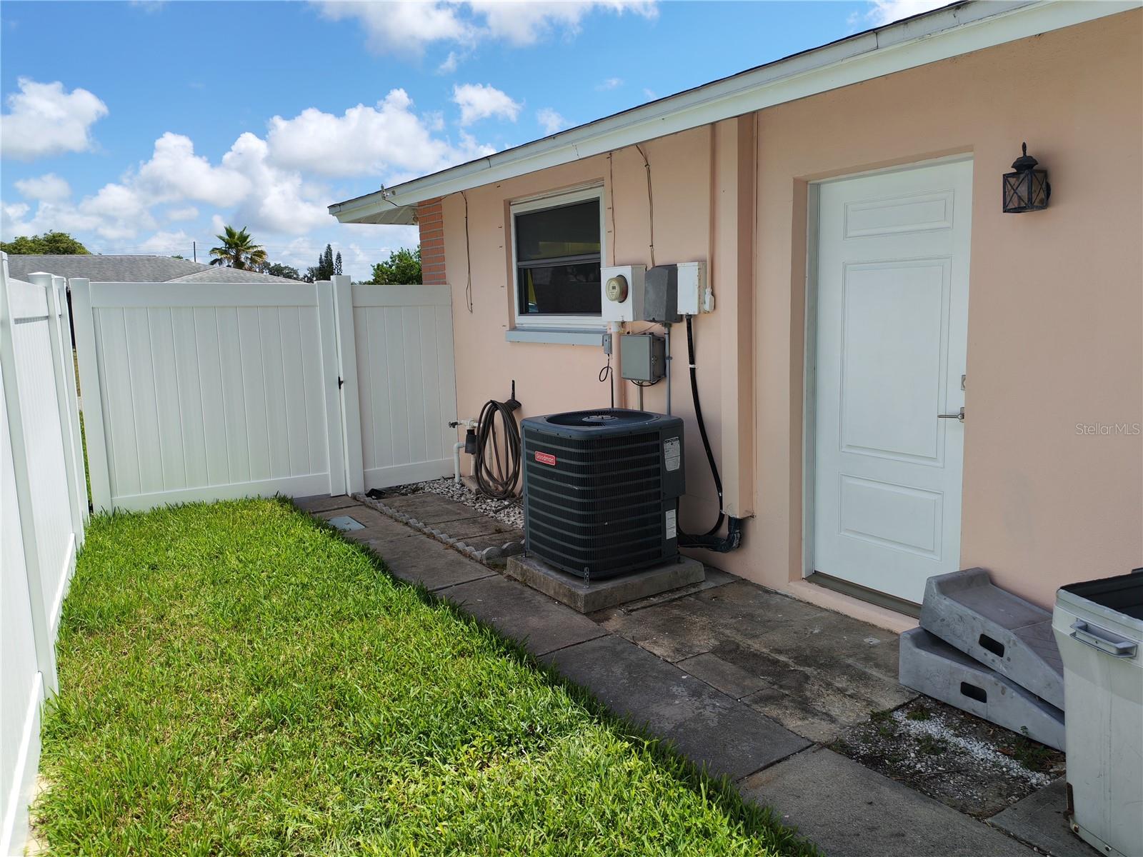 7708 ROSEWOOD DR — photo 17