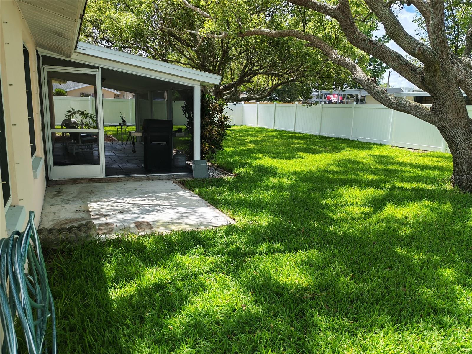 7708 ROSEWOOD DR — photo 18
