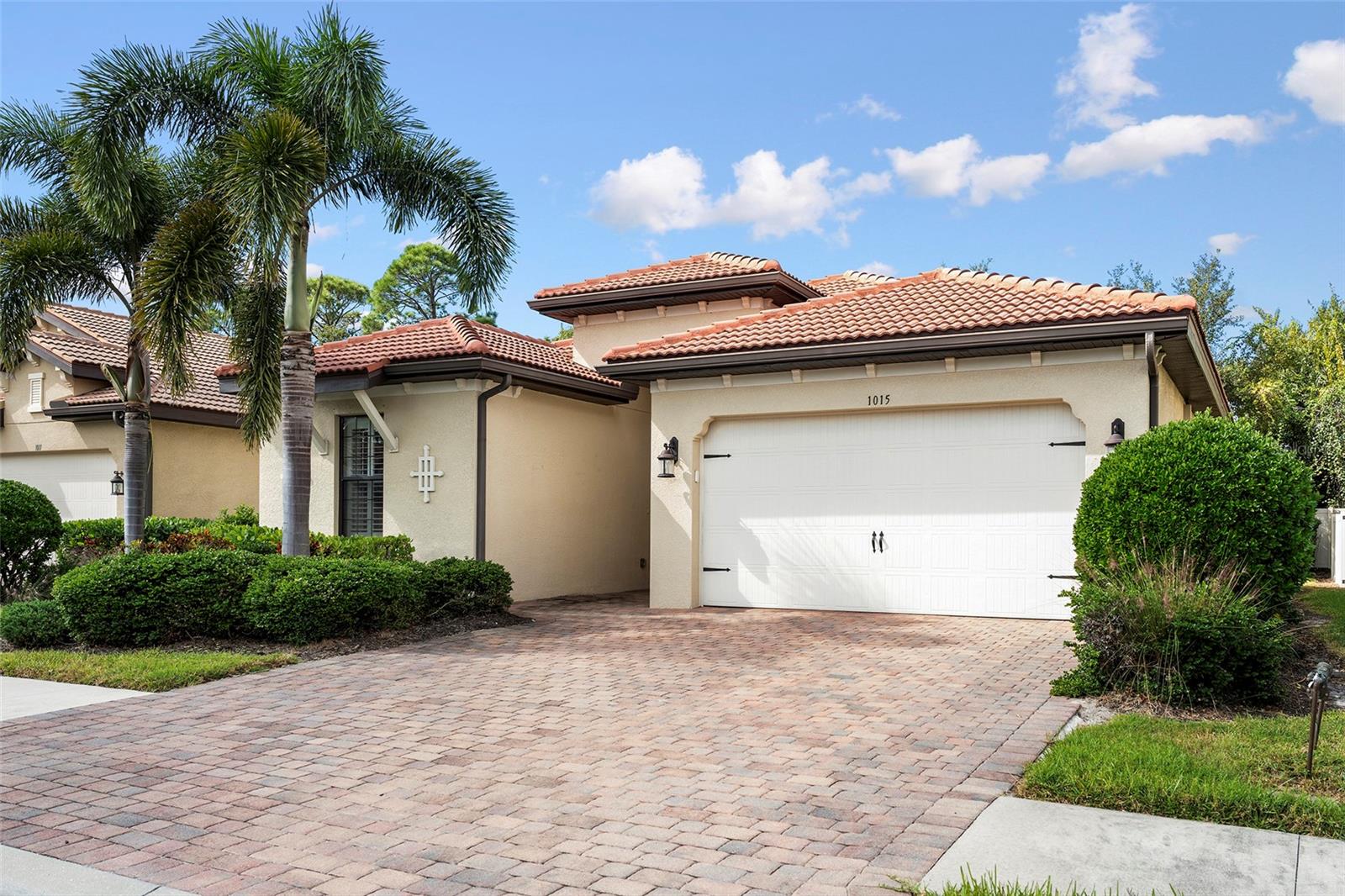 1015 BLUFFWOOD DR — photo 3