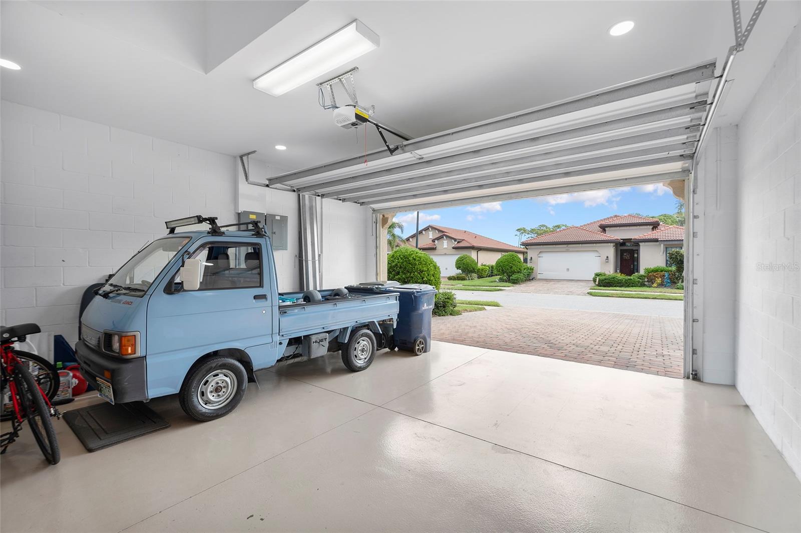 1015 BLUFFWOOD DR — photo 34