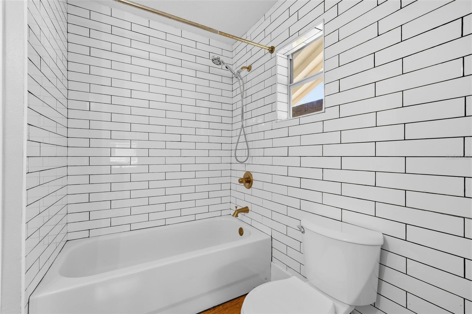 236 W NORTH ST — photo 16