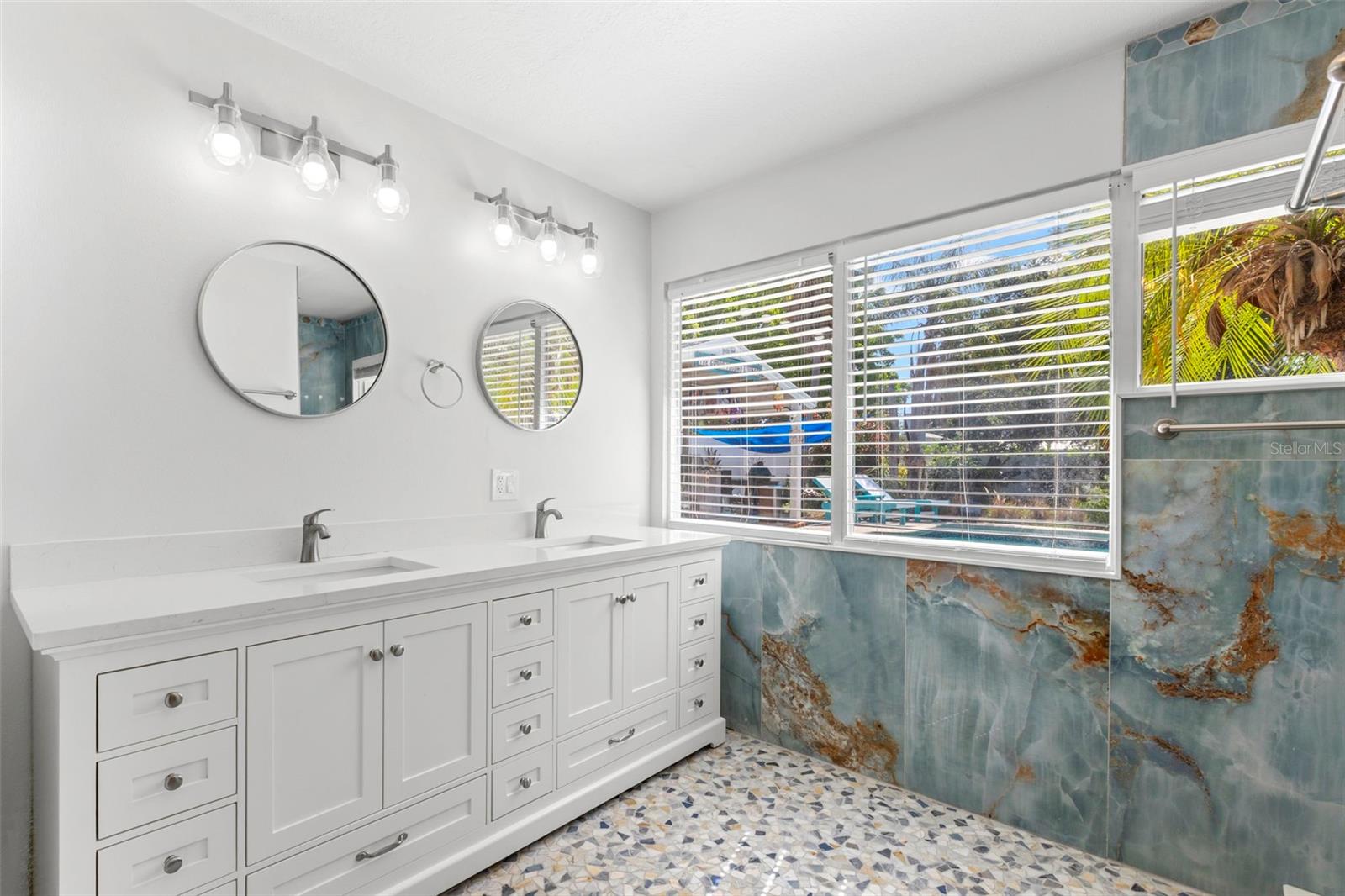 121 CARLYLE DR — photo 49