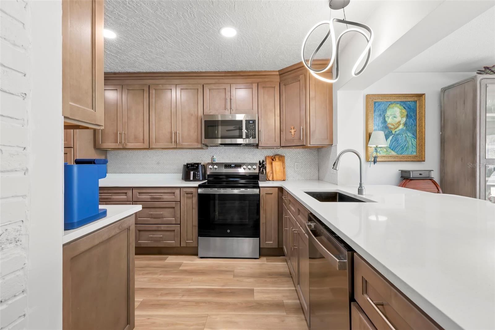 121 CARLYLE DR — photo 42