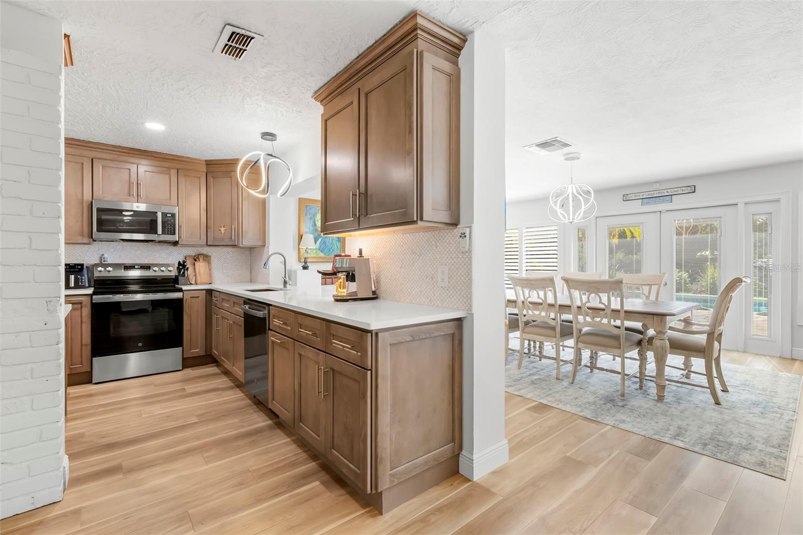 121 CARLYLE DR — photo 41