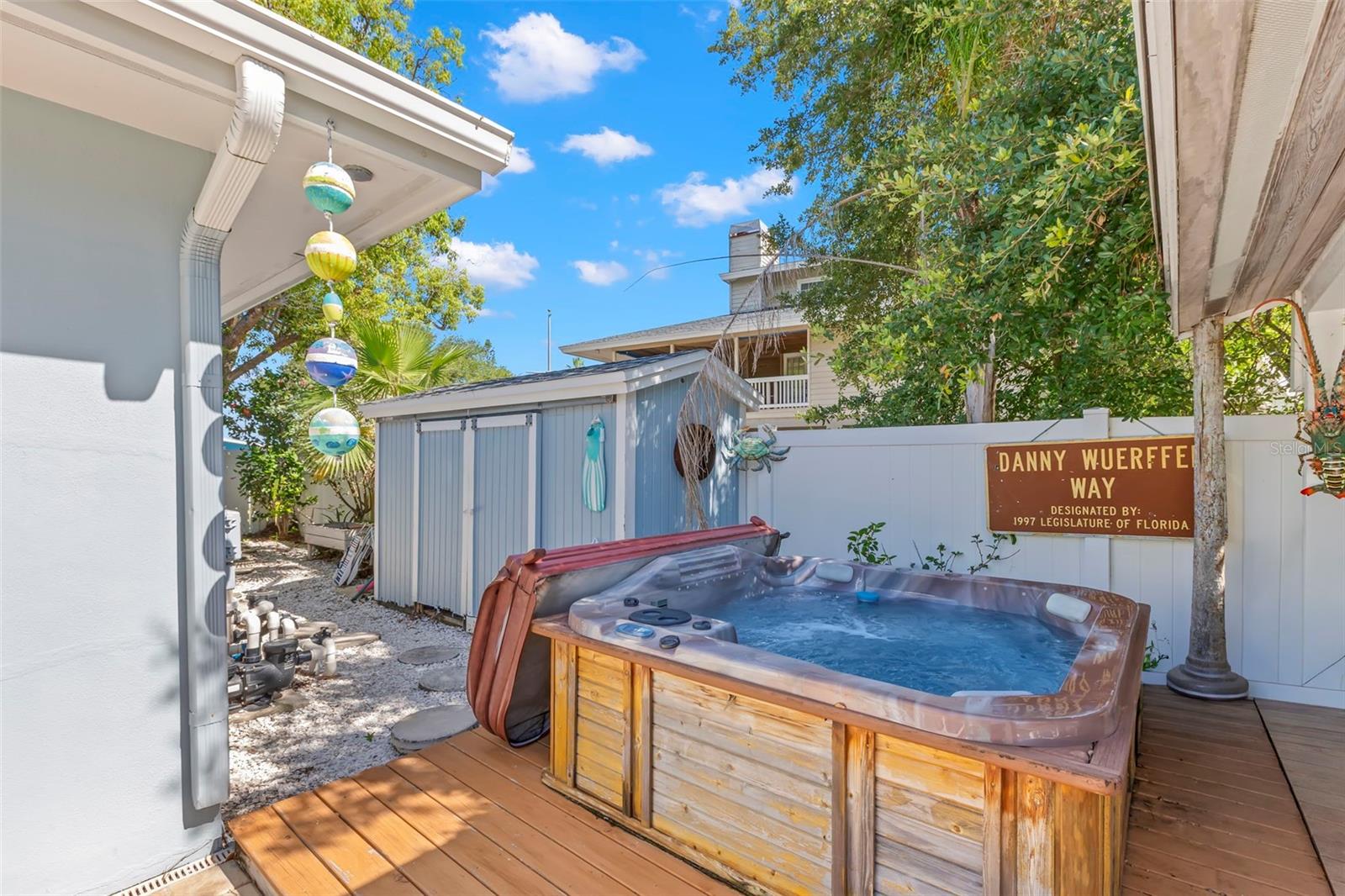 121 CARLYLE DR — photo 22