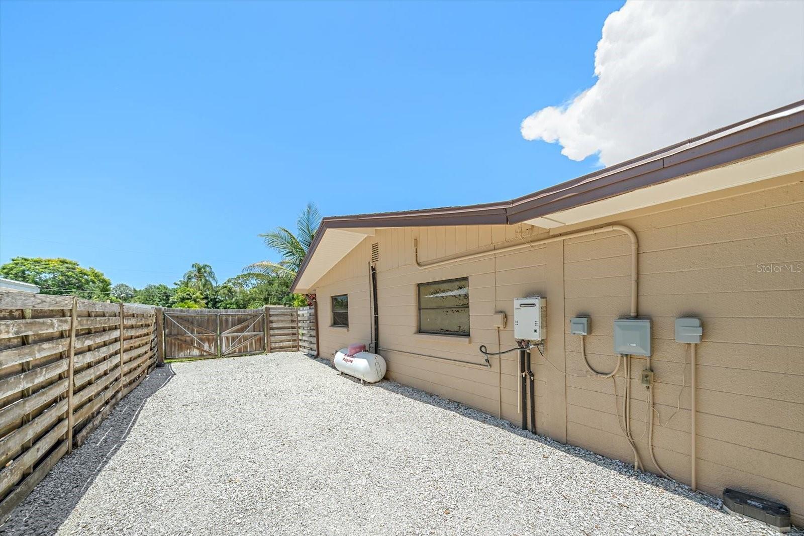 2462 CLEMATIS ST — photo 40