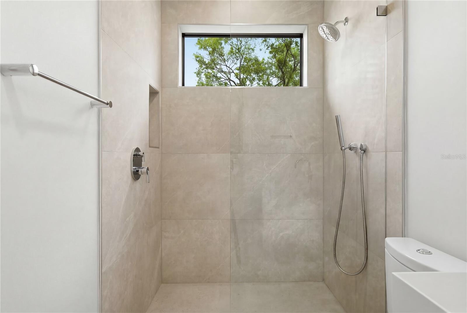 2517 N RIVERSIDE DR — photo 43