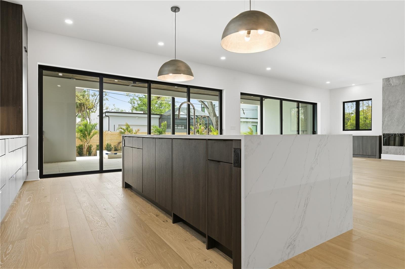 2517 N RIVERSIDE DR — photo 17