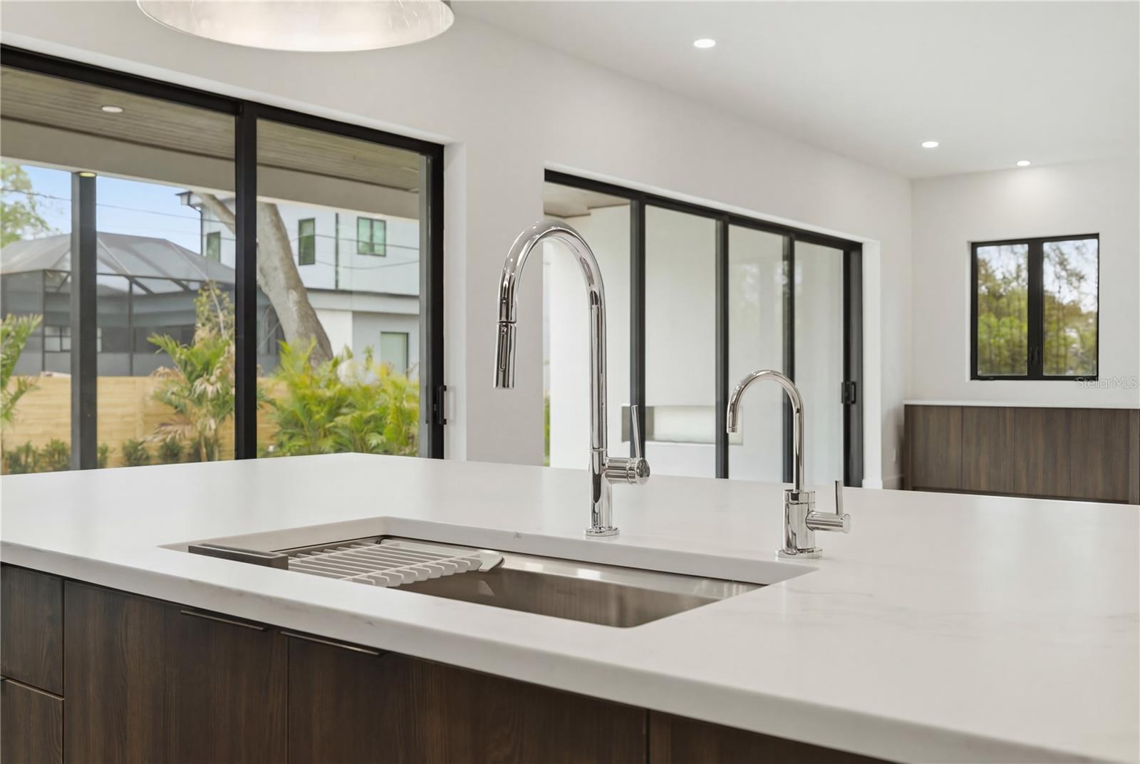 2517 N RIVERSIDE DR — photo 14