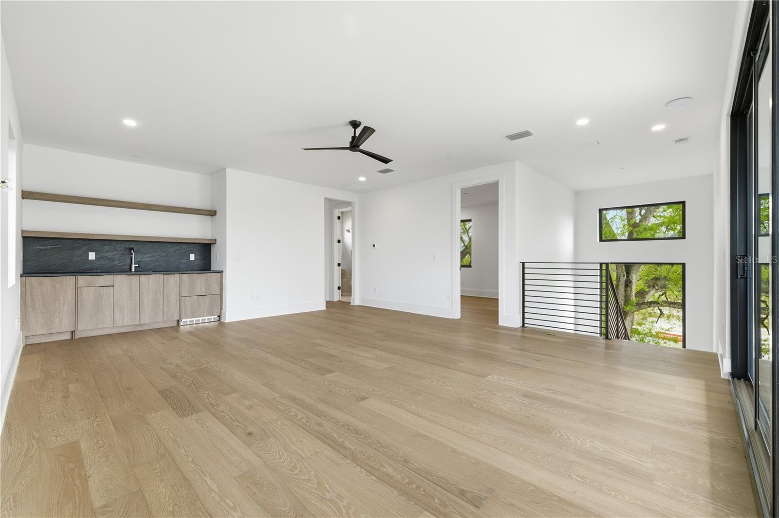 2517 N RIVERSIDE DR — photo 4