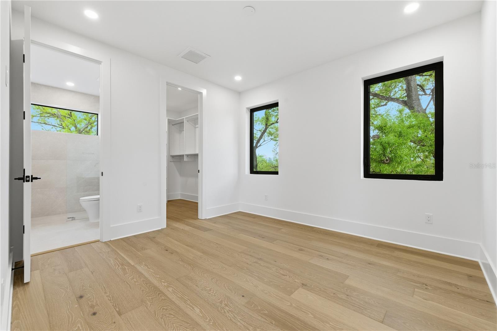 2517 N RIVERSIDE DR — photo 28