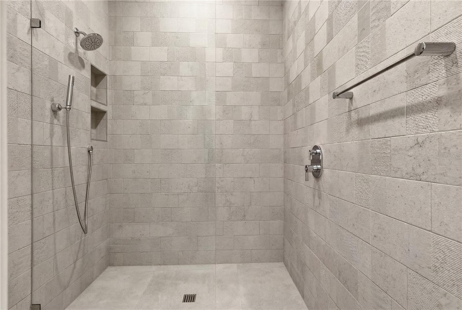 2517 N RIVERSIDE DR — photo 52