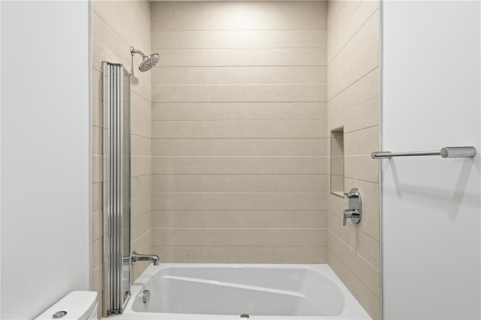2517 N RIVERSIDE DR — photo 47