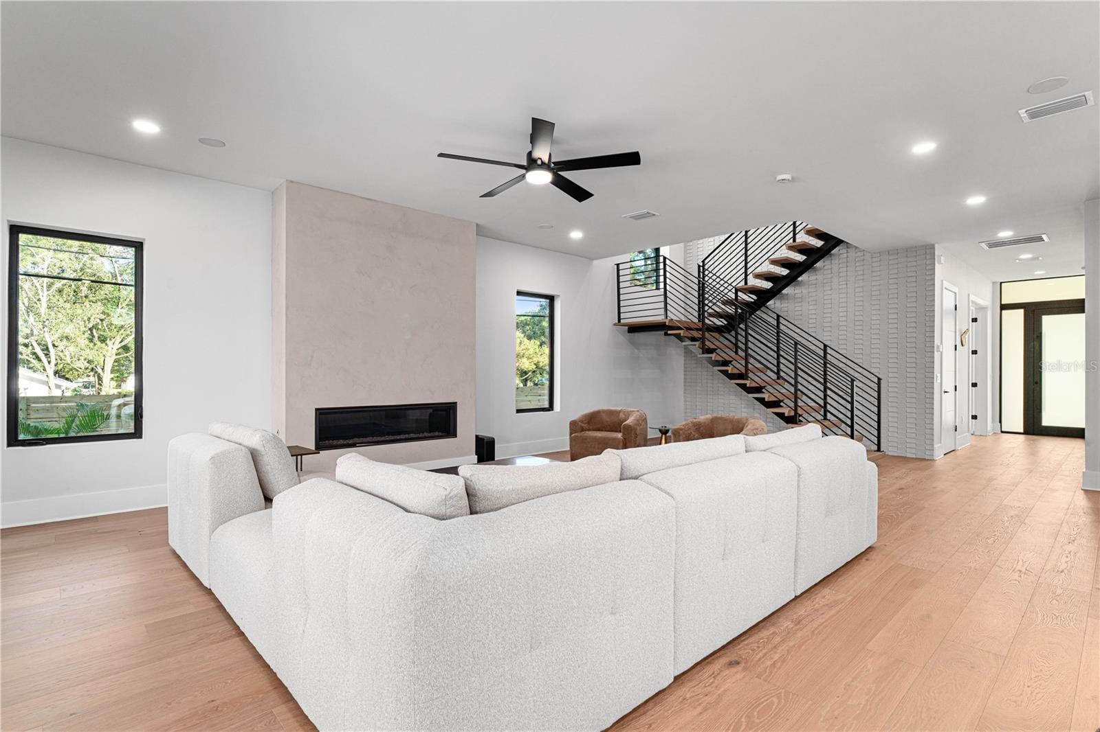 2519 N RIVERSIDE DR — photo 16