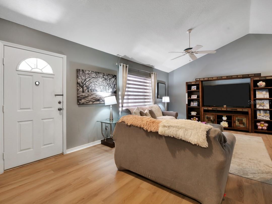 1048 MALLETWOOD DR — photo 9