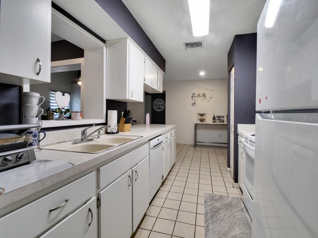 1048 MALLETWOOD DR — photo 17