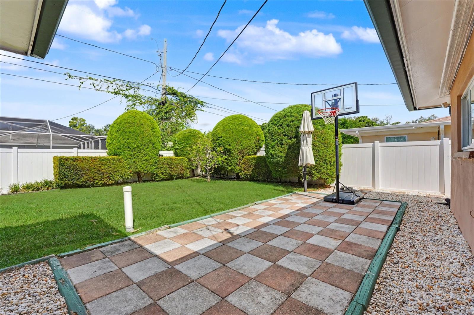 2061 FAIR OAK DR — photo 21