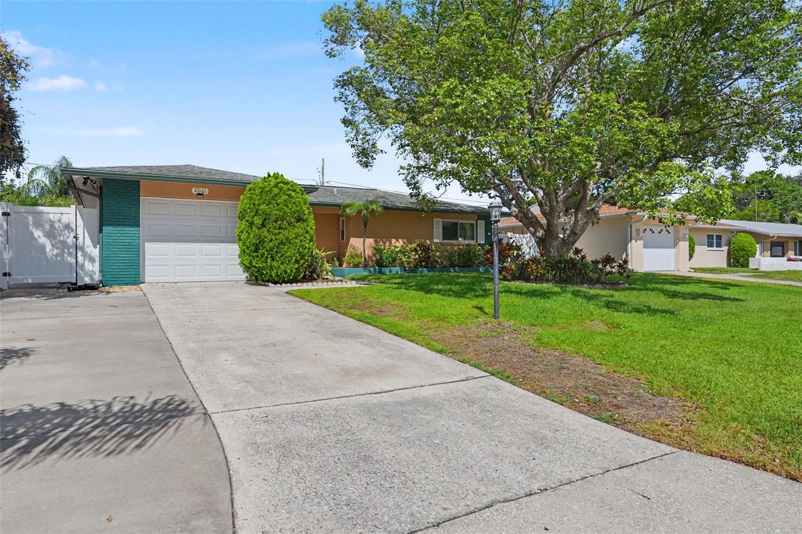 2061 FAIR OAK DR — photo 2