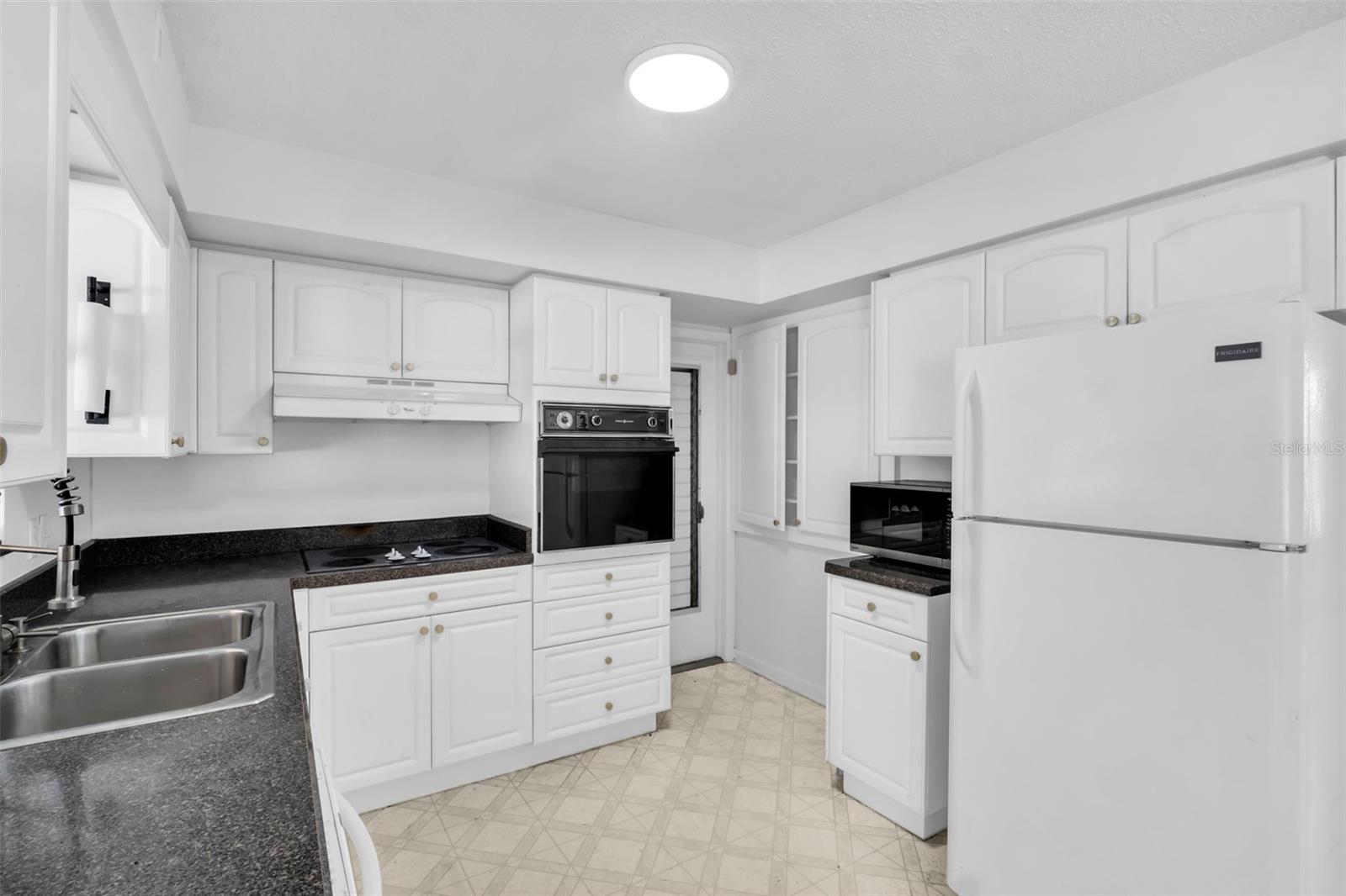2301 WHITMAN ST — photo 22