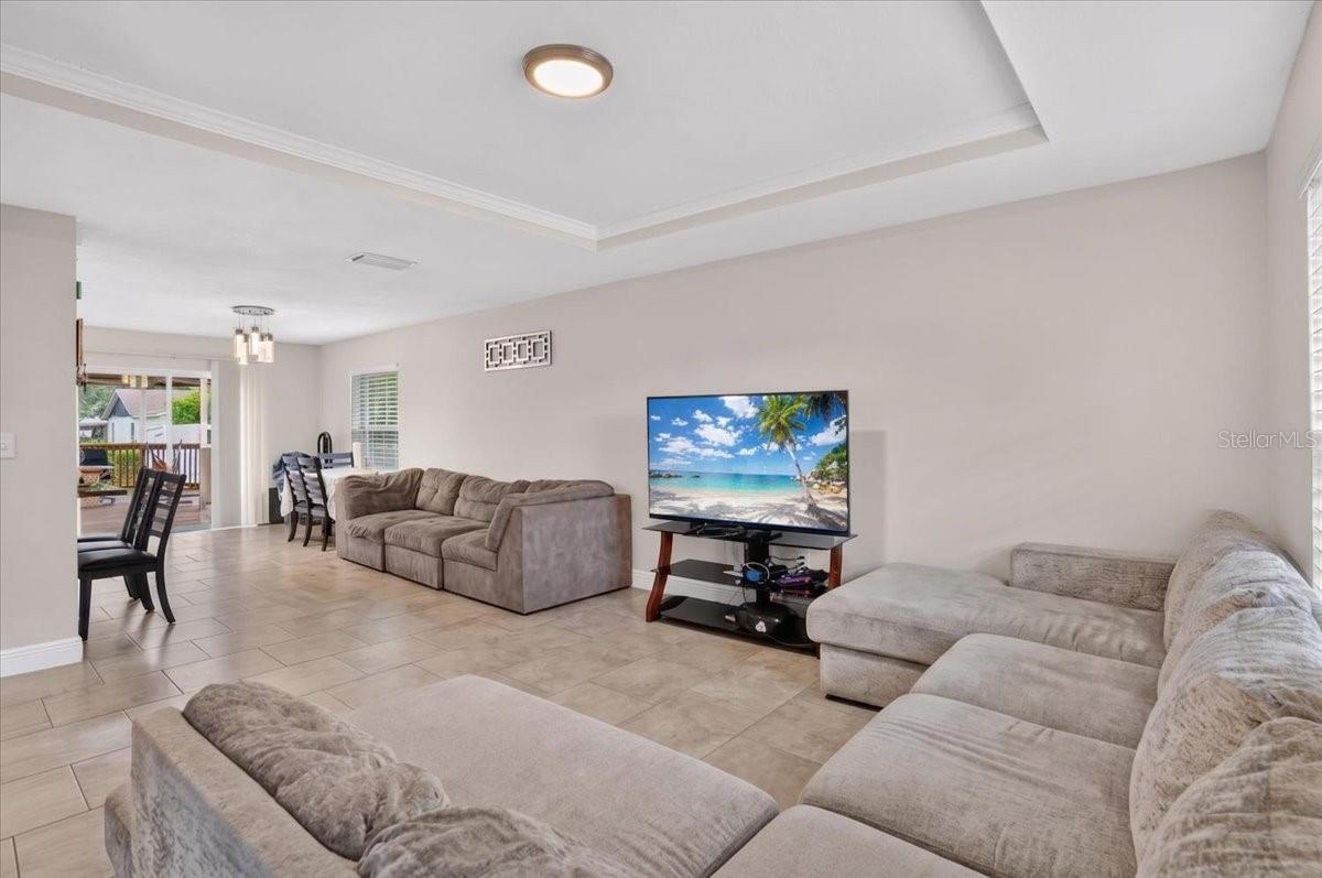 1607 E LINEBAUGH AVE — photo 4