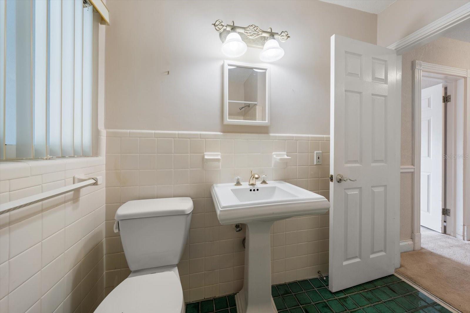 230 GARDEN CIR — photo 24