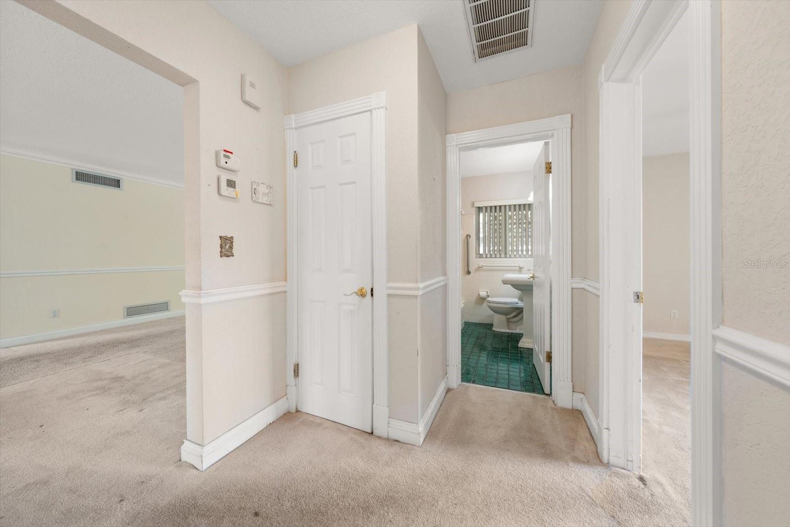 230 GARDEN CIR — photo 15